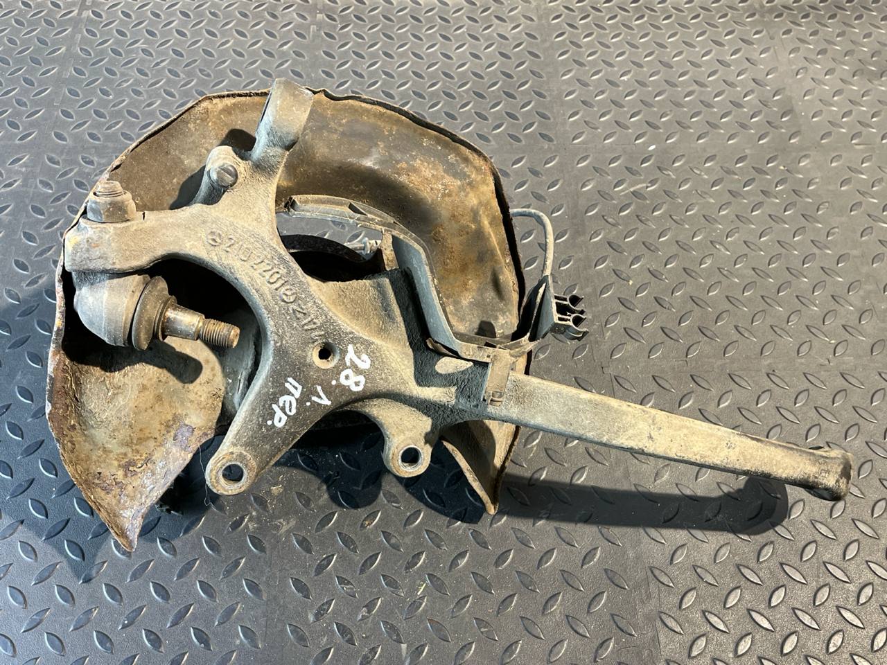 Кулак поворотный передний левый Mercedes E/W210 1995-2003