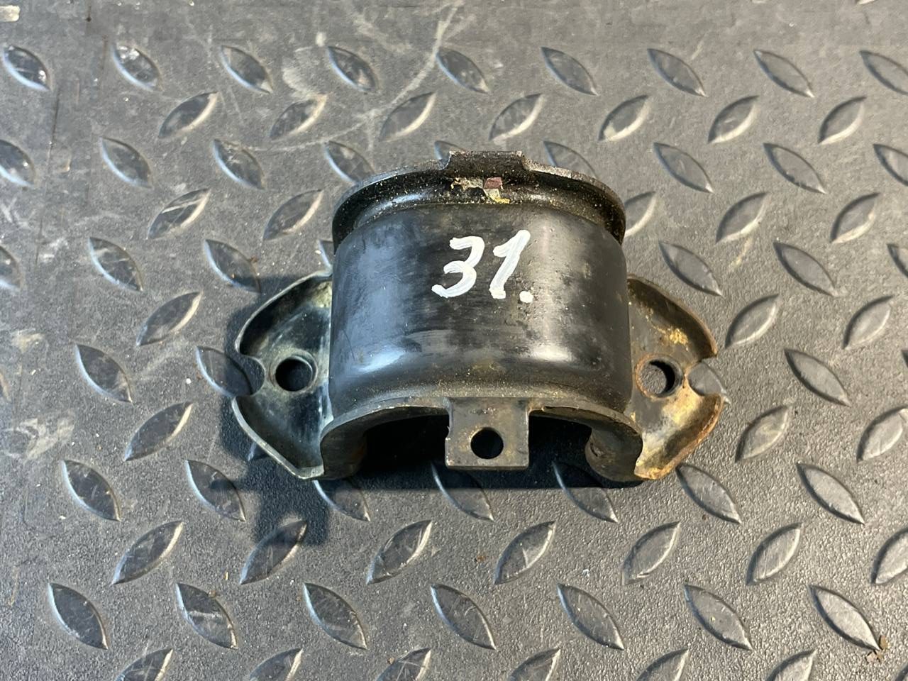 Кронштейн крепления стабилизатора передний Mercedes E/W210 1995-2003