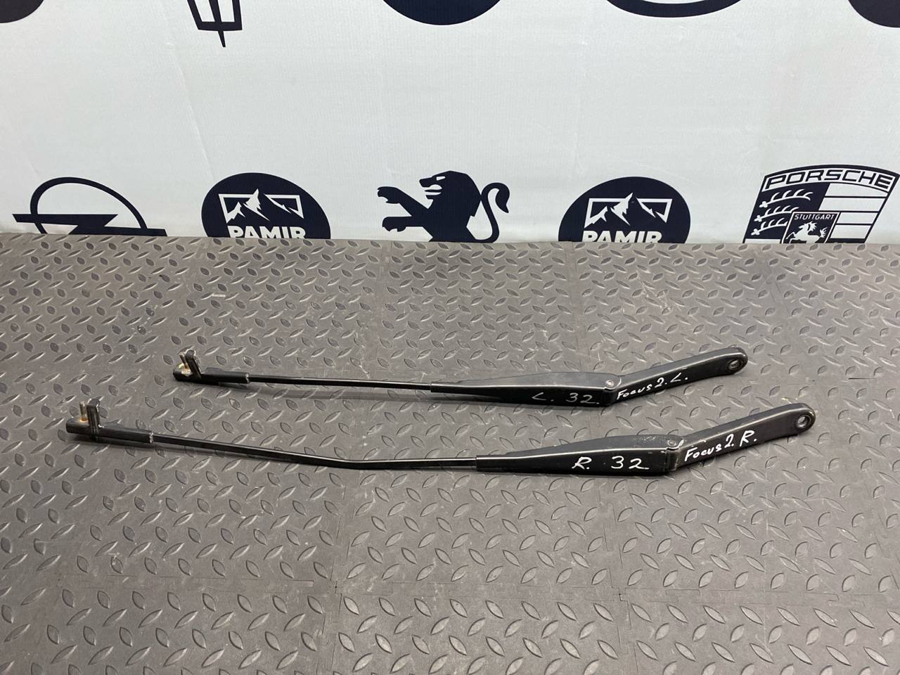 Поводок стеклоочистителя Ford Focus/2 2004-2011