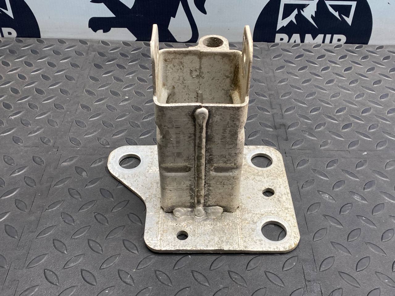 Кронштейн усилителя бампера передний правый Renault Scenic/2 2003-2009