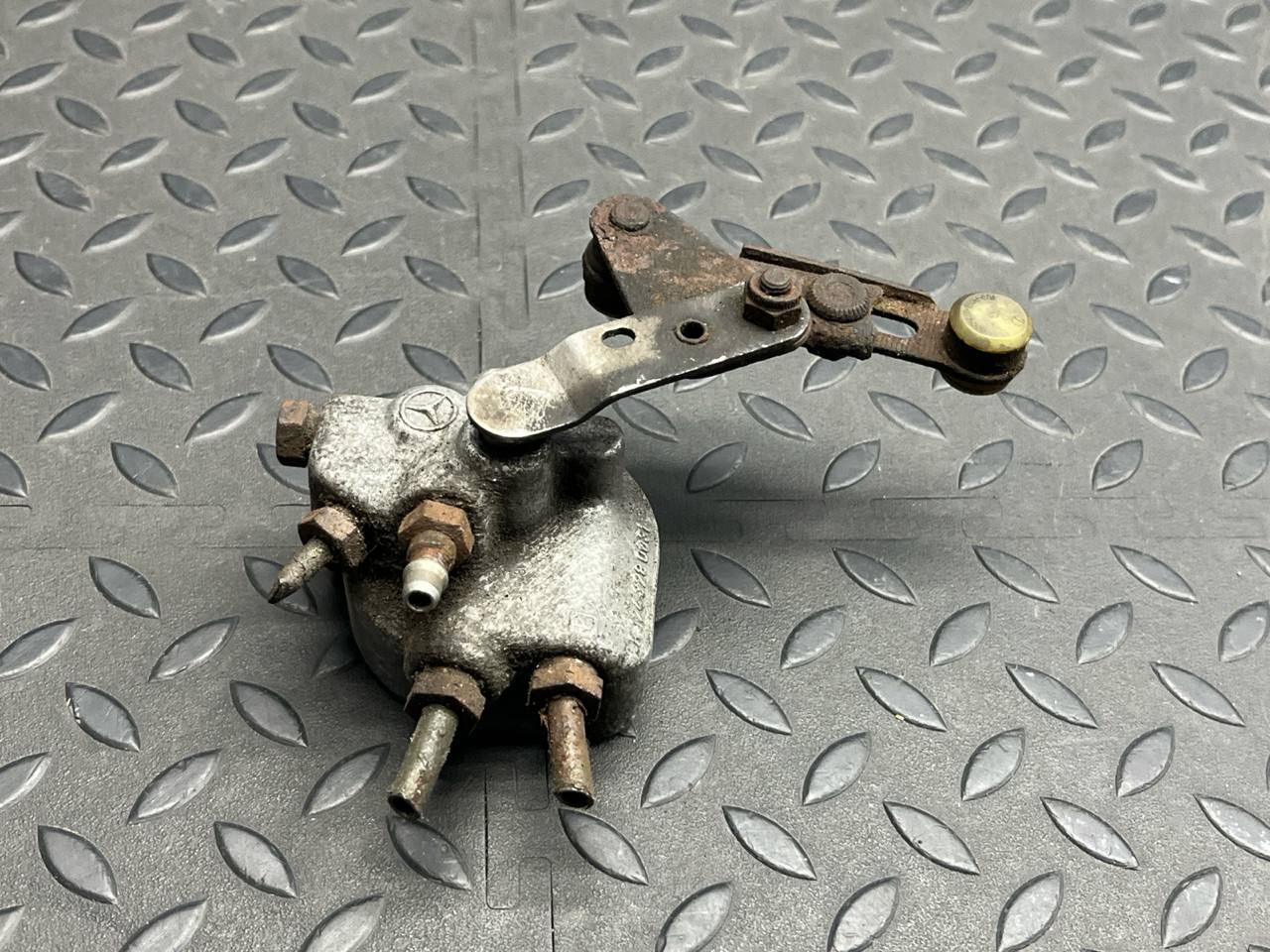 Клапан регулировки подвески Mercedes E/W210 1995-2003