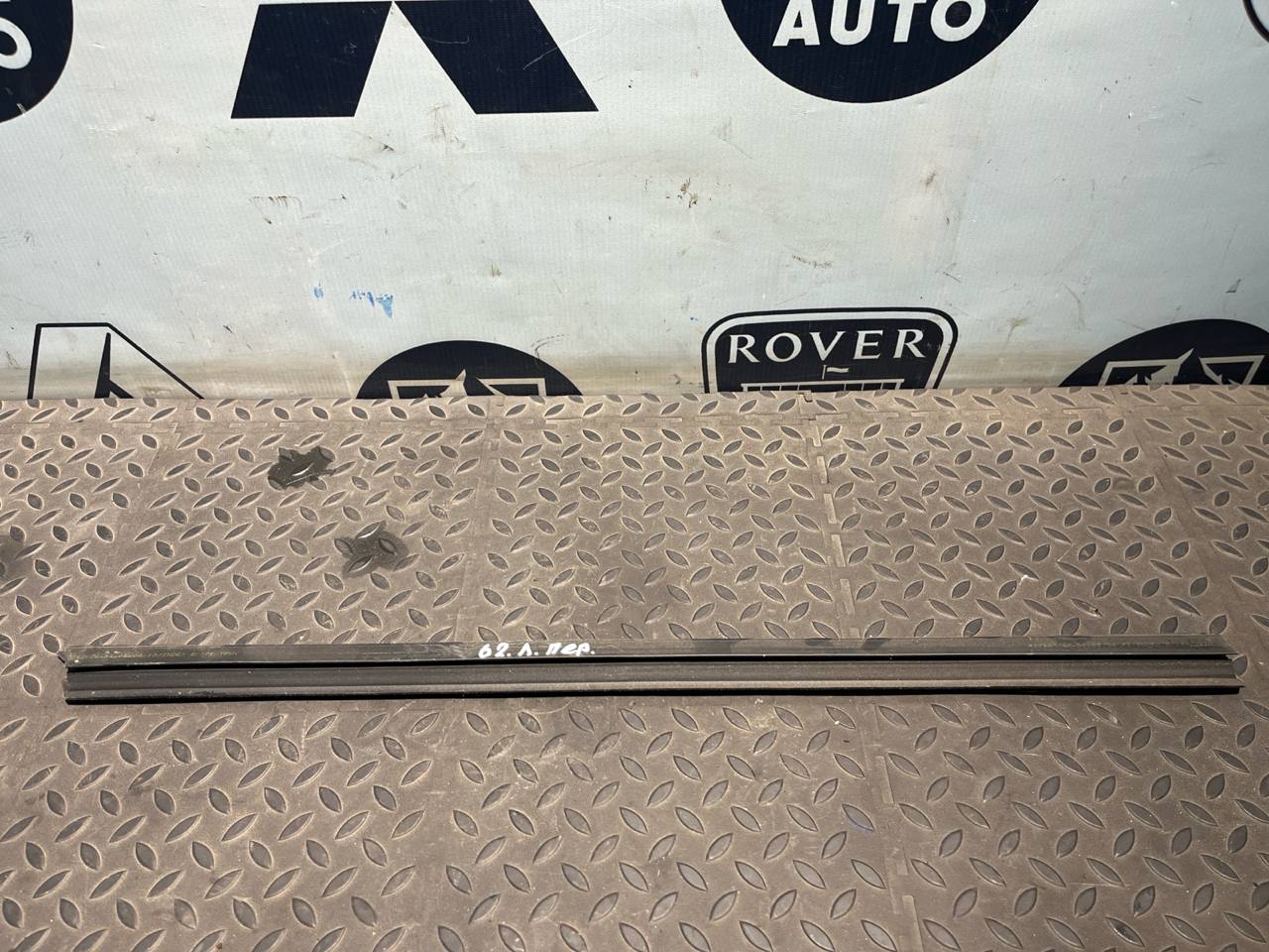 Уплотнитель двери передний левый BMW 3/E90 2004-2013