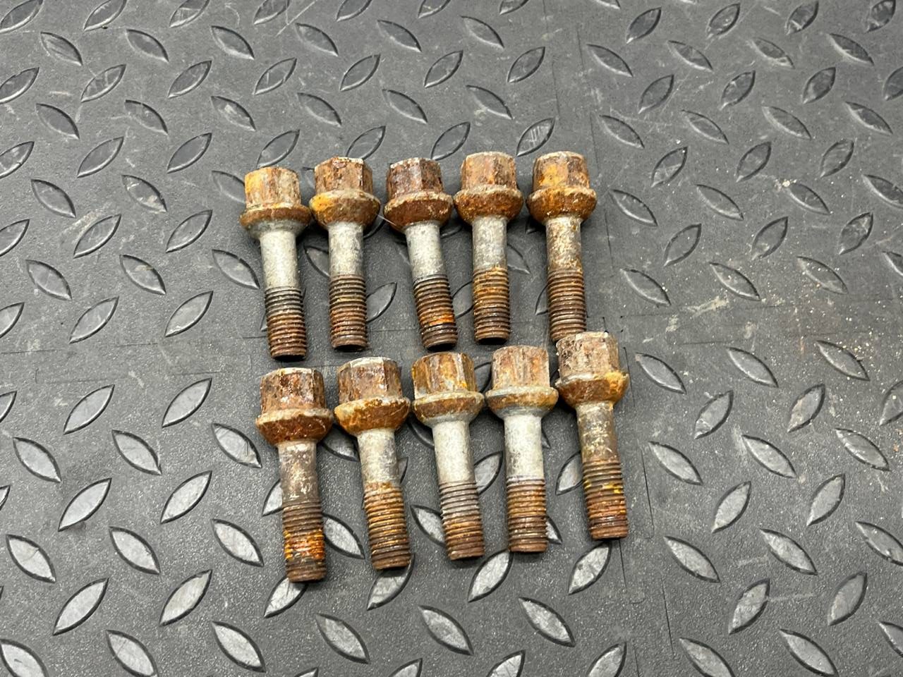 Болт колесной Mercedes E/W210 1995-2003