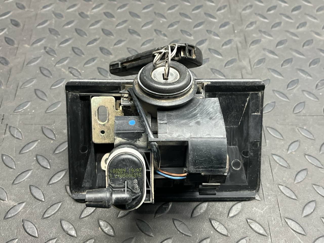 Замок крышки багажника Mercedes C/W202 1993-2001