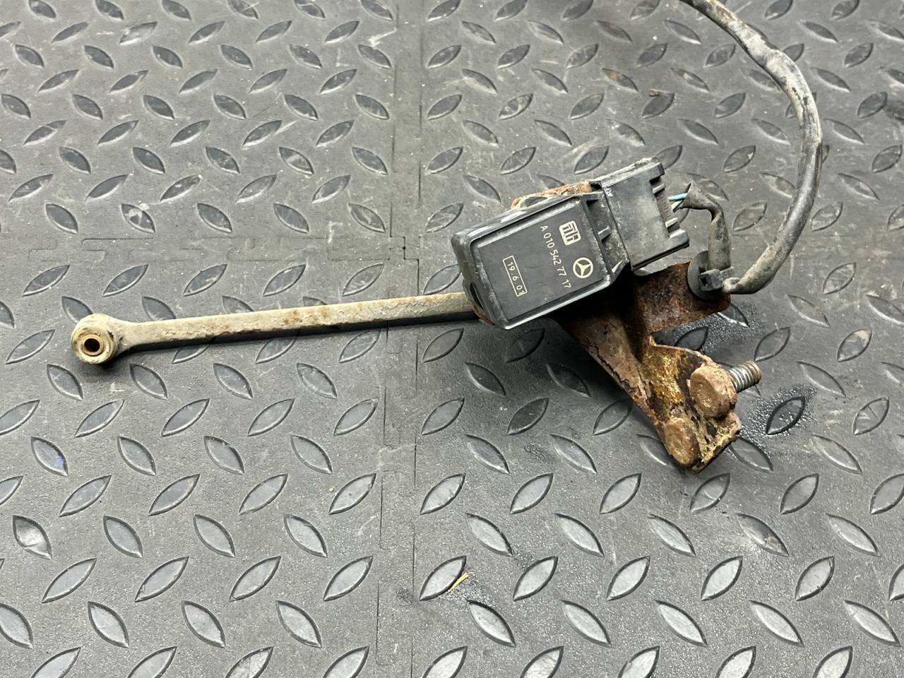 Датчик положения кузова Mercedes E/W210 1995-2003