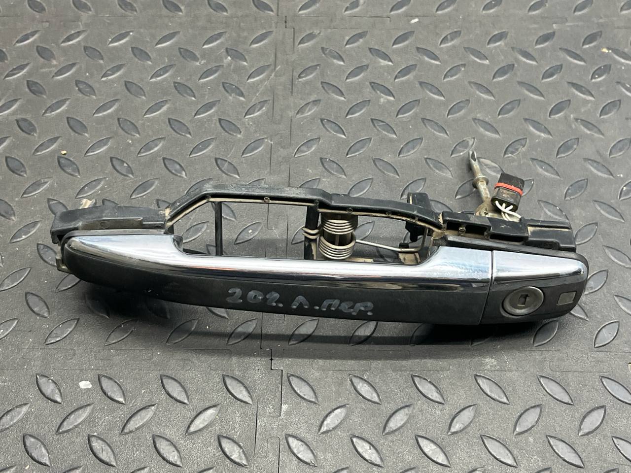 Ручка двери передняя левая Mercedes C/W202 1993-2001