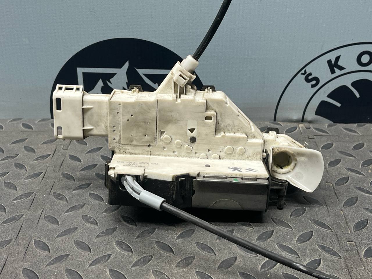 Замок двери передний левый Peugeot Expert/2 2007-2016