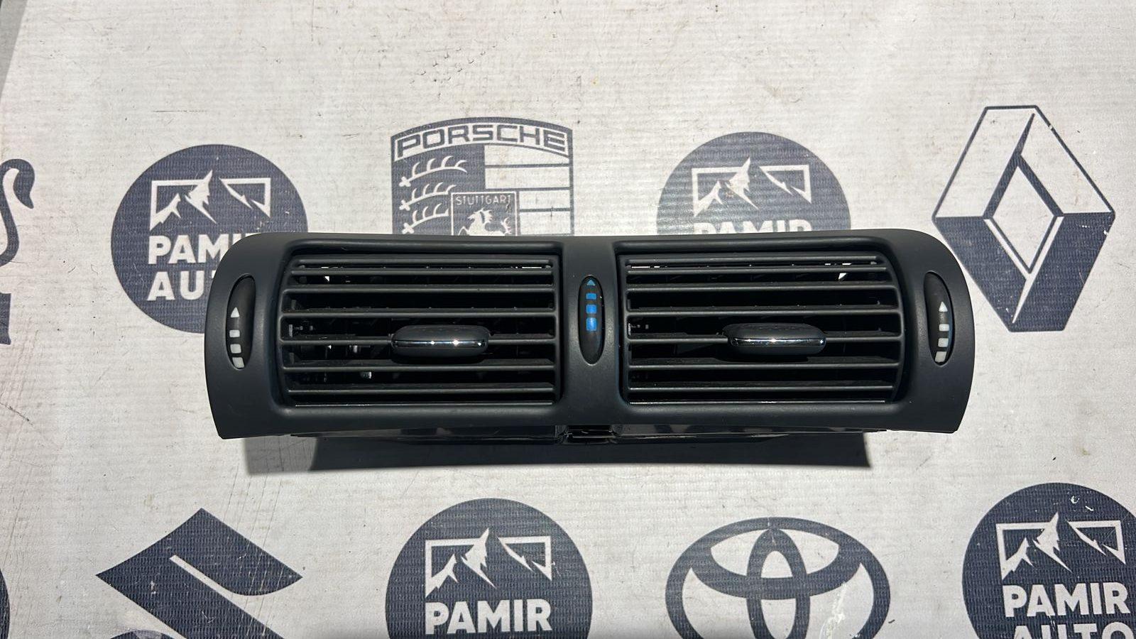 Дефлектор воздушный центральный Mercedes C/W203 2000-2008