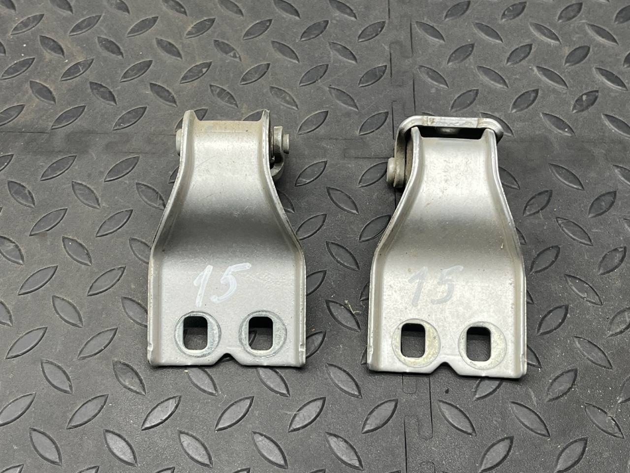 Петля двери багажника Ford Focus/2 2004-2011