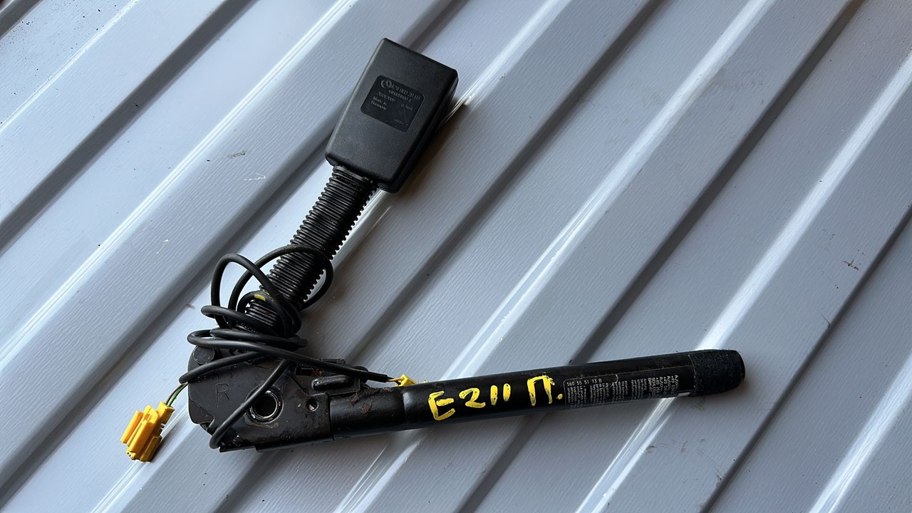 Ответная часть ремня безопасности передняя правая Mercedes E/W211 2002-2009