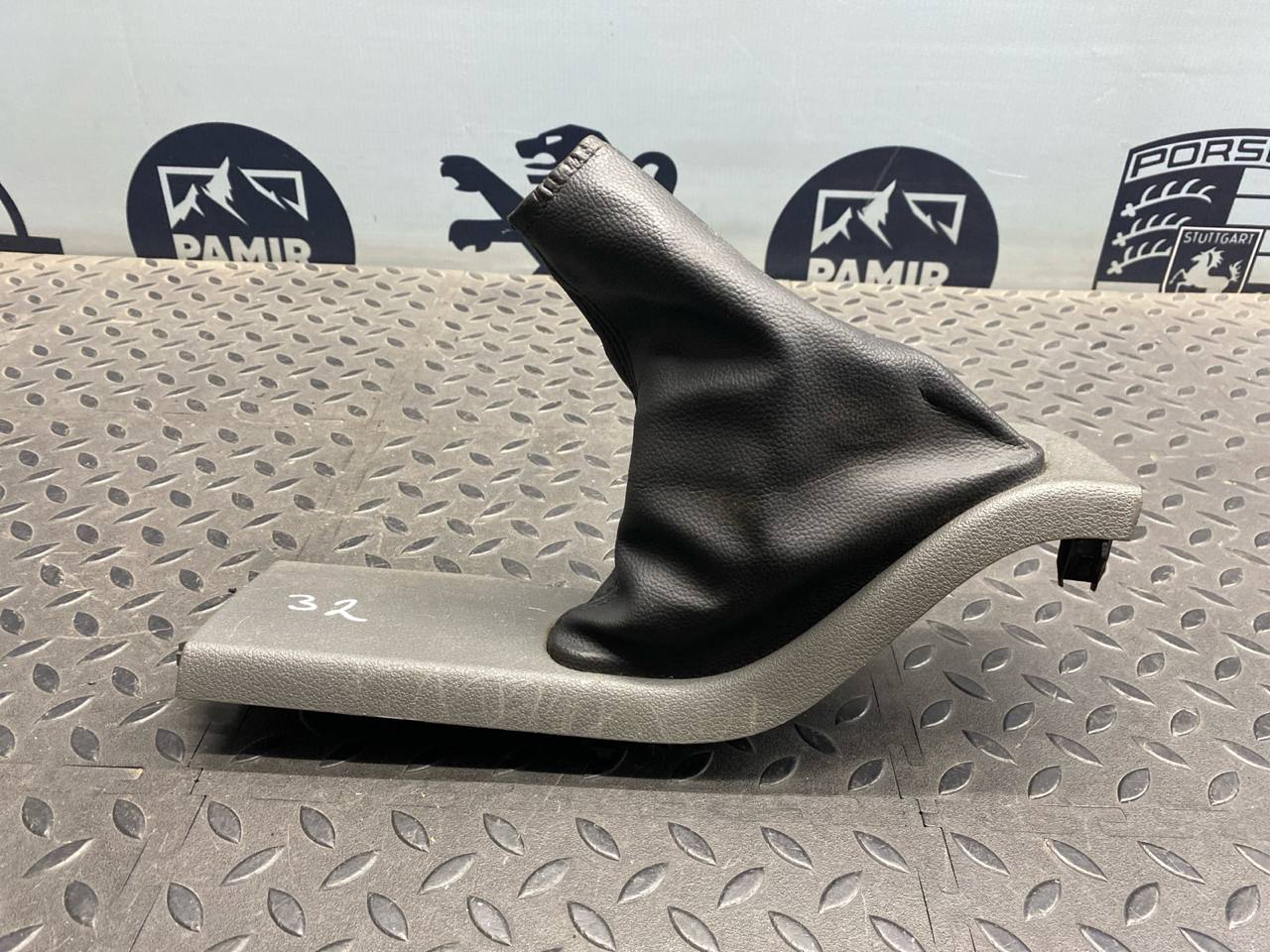 Кожух рычага стояночного тормоза Ford Focus/2 2004-2011