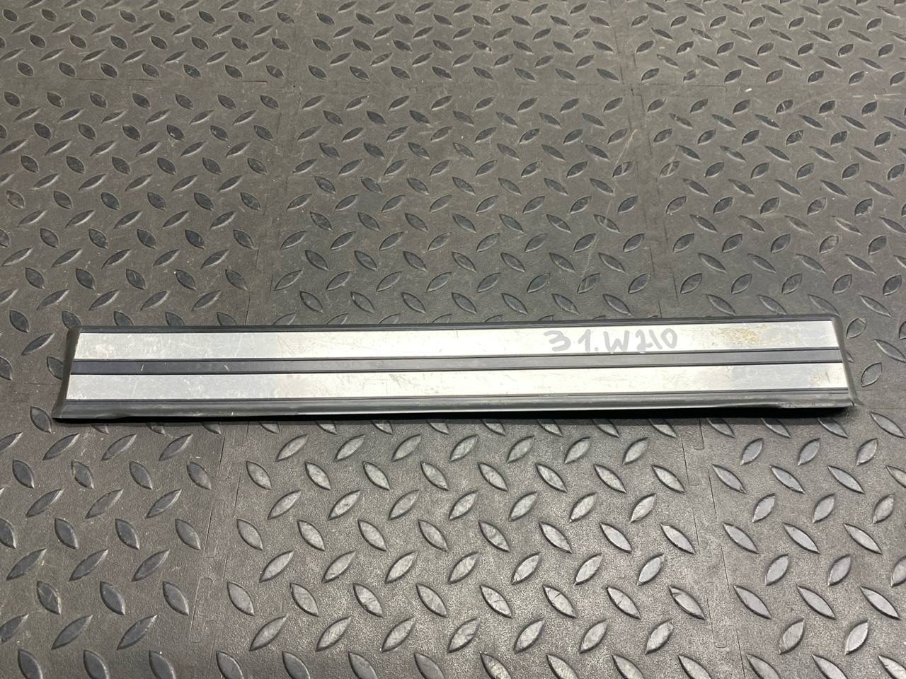 Накладка порога задняя левая Mercedes E/W210 1995-2003