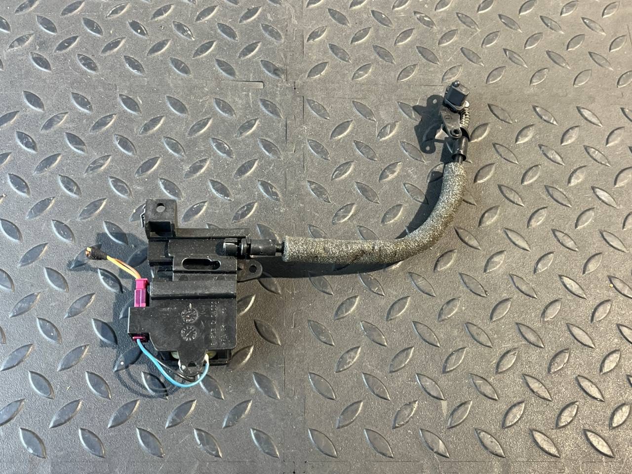 Моторчик шторки багажника BMW 3/E90 2004-2013