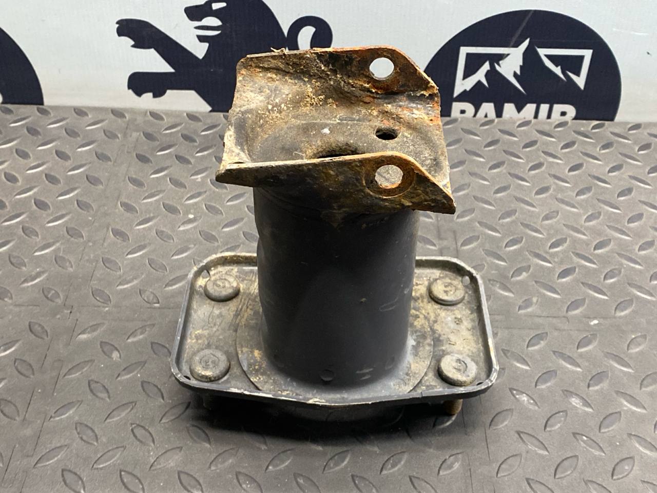 Кронштейн усилителя бампера задний левый Mercedes E/W211 2002-2009