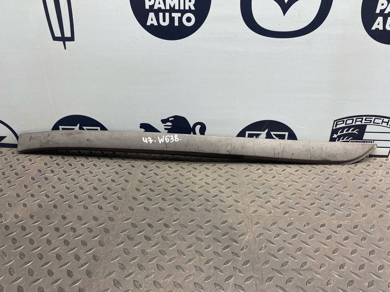 Молдинг лобового стекла правый Mercedes Vito/W638 1996-2003