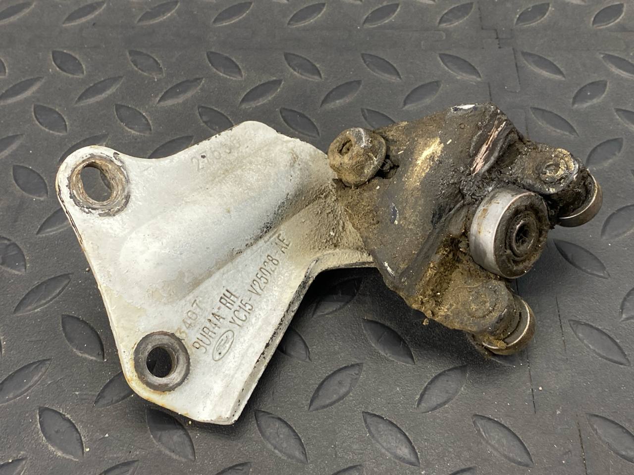 Ролик двери сдвижной верхний правый Ford Transit 2000-2006