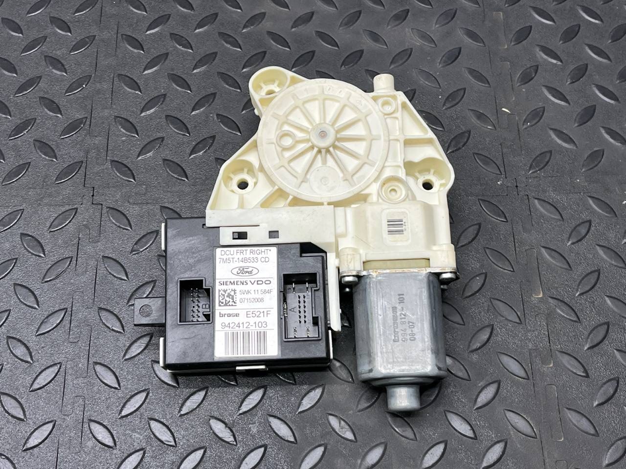 Моторчик стеклоподъемника передний правый Ford Focus/2 2004-2011