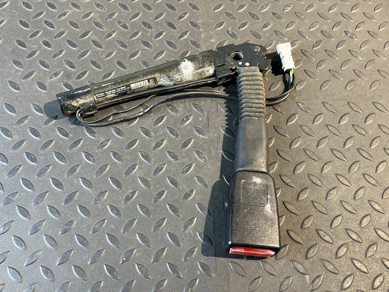 Ответная часть ремня безопасности передняя правая BMW 3/E90 2004-2013