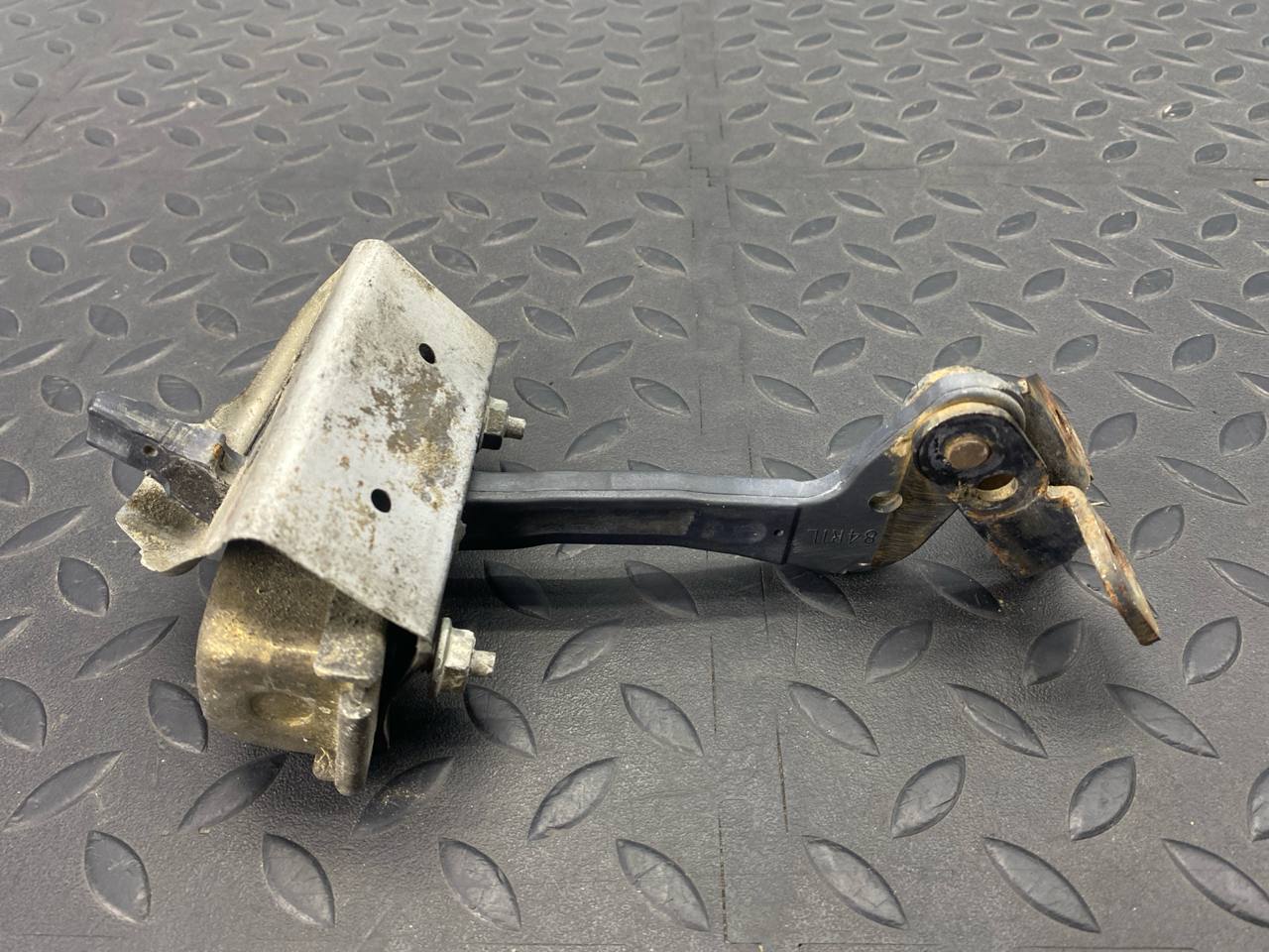 Ограничитель двери багажника левый Ford Transit 2000-2006