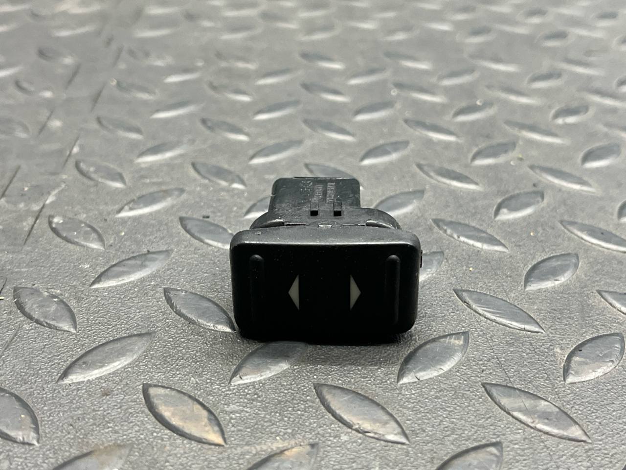 Кнопка стеклоподъемника Ford Focus/2 2004-2011