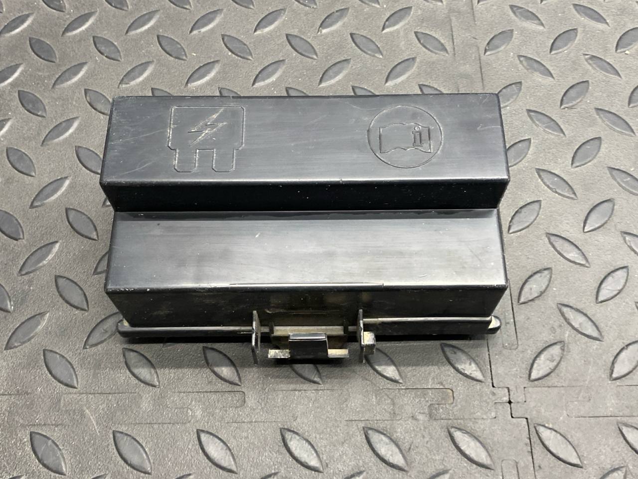 Крышка блока предохранителей Ford Transit 2000-2006