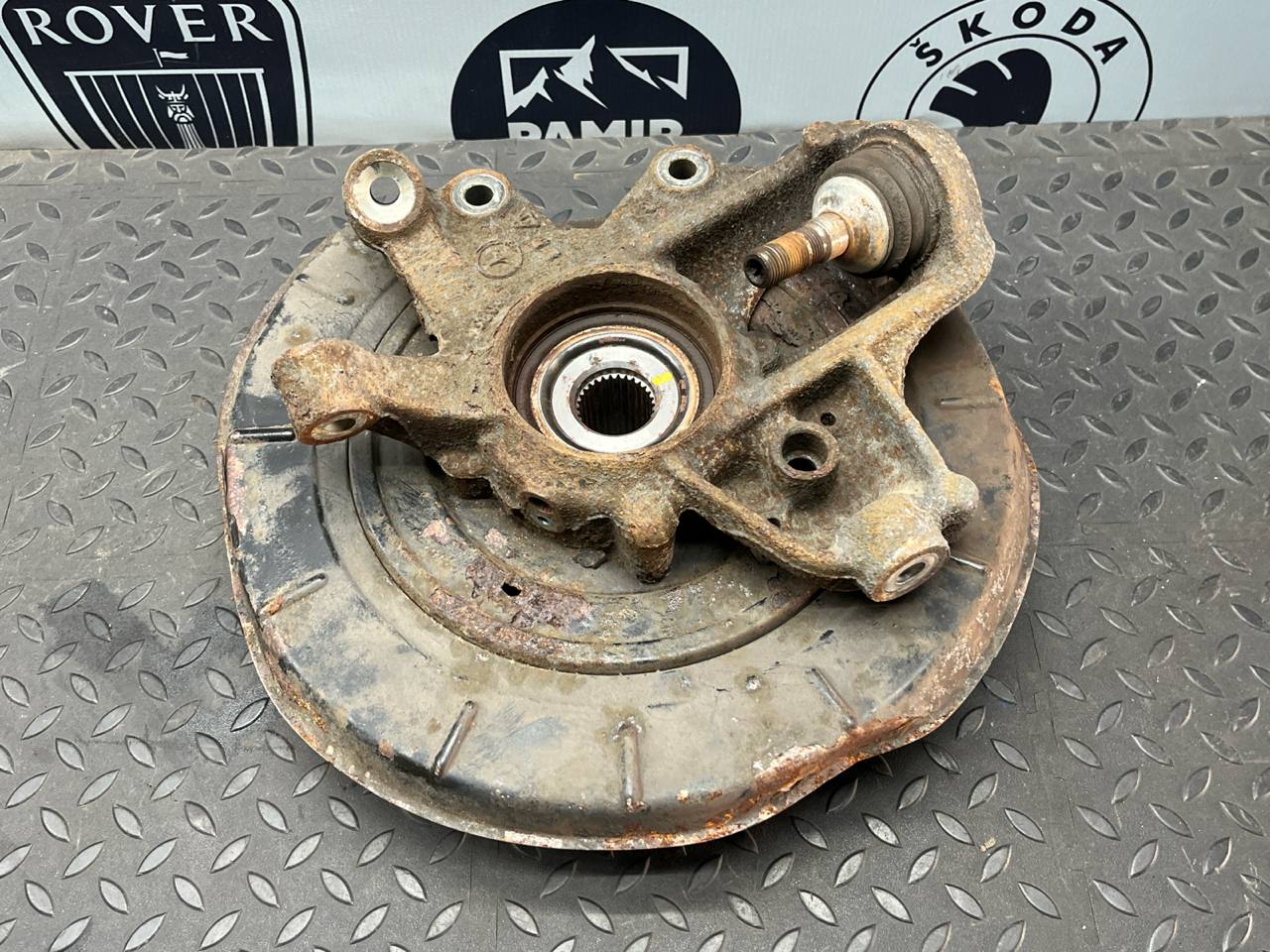 Кулак поворотный задний левый Mercedes M/W164 2005-2011