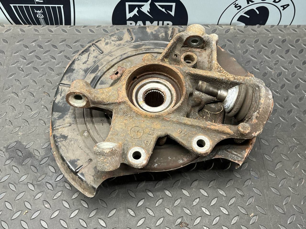 Кулак поворотный задний правый Mercedes M/W164 2005-2011