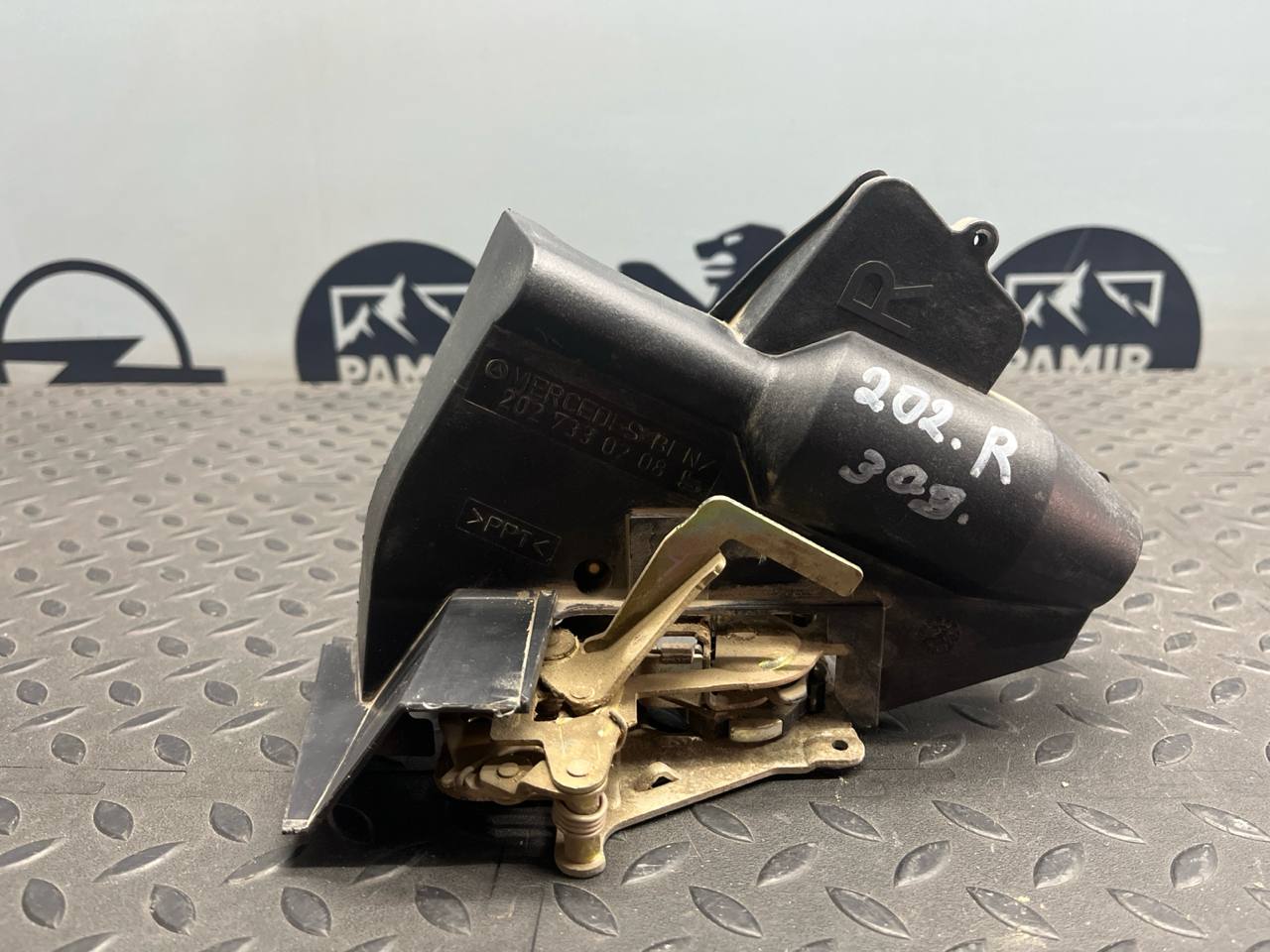 Замок двери задний правый Mercedes C/W202 1993-2001