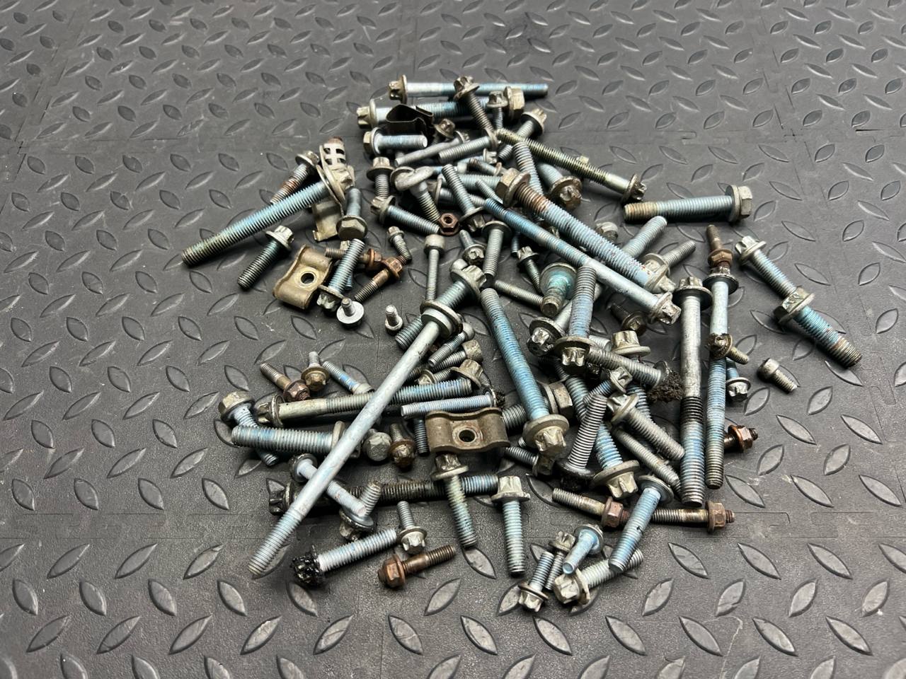 Болт двигателя Mercedes C/W203 2000-2008