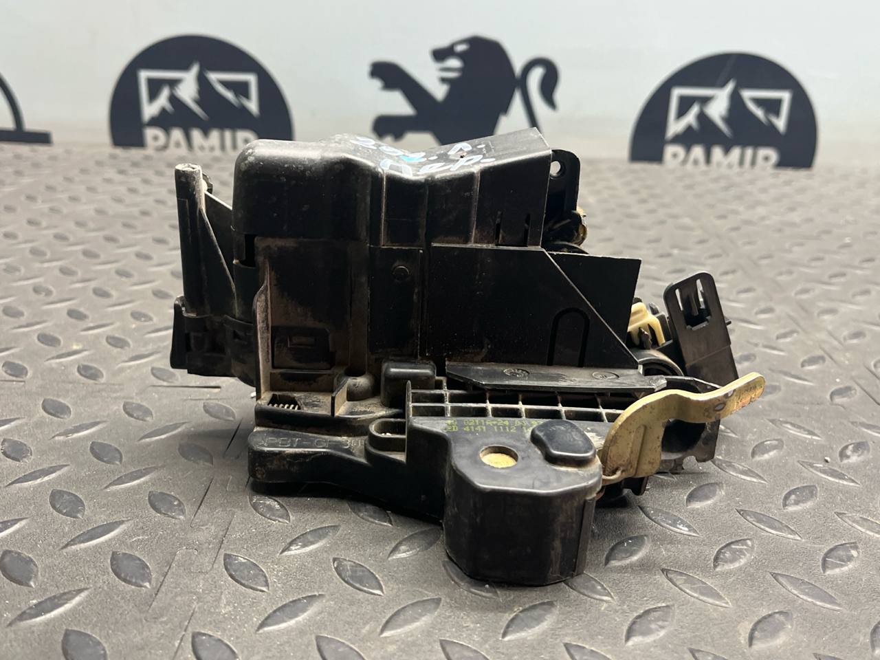 Замок двери передний левый Mercedes C/W202 1993-2001