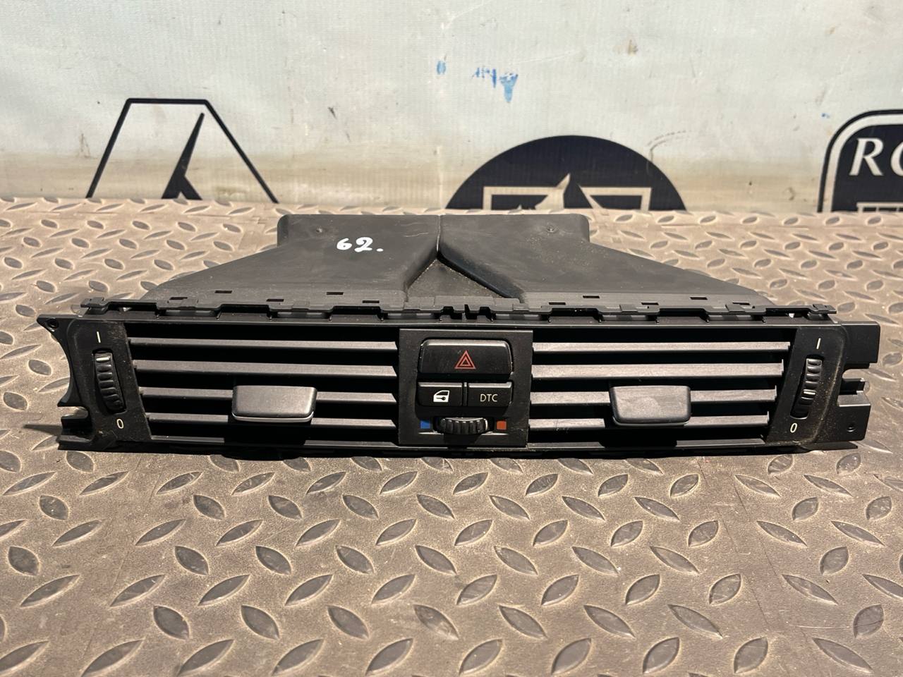 Дефлектор воздушный центральный BMW 3/E90 2004-2013