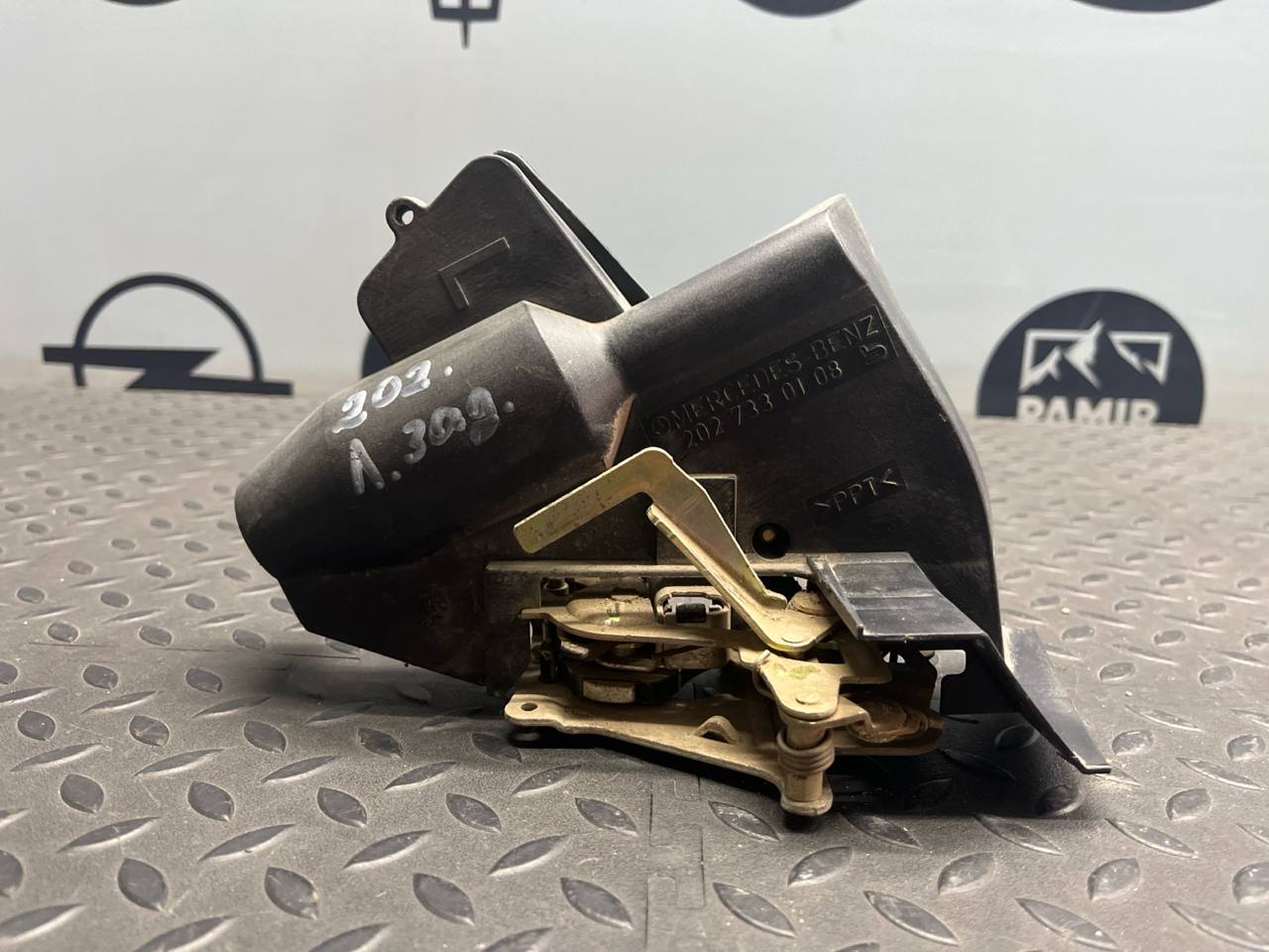 Замок двери задний левый Mercedes C/W202 1993-2001