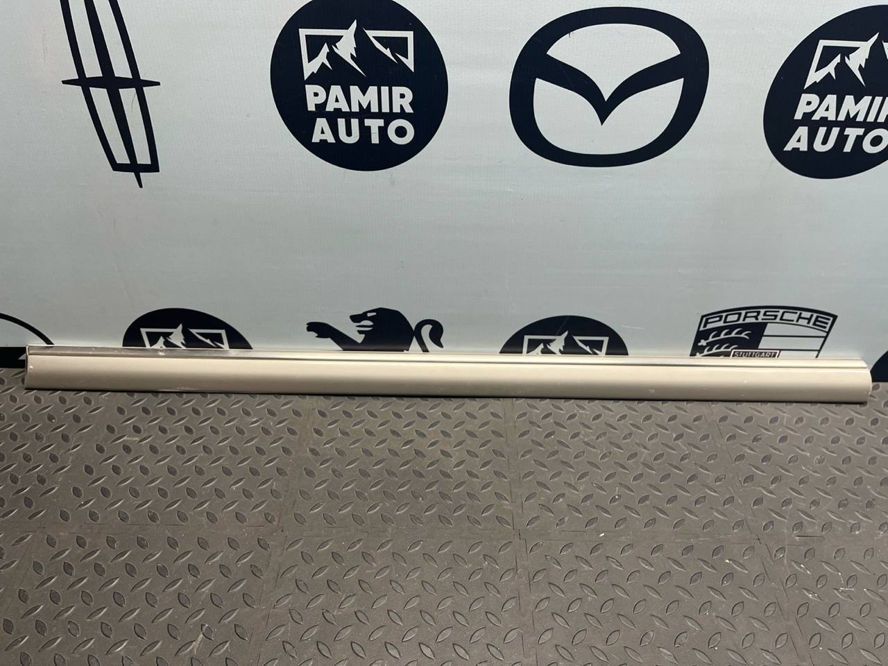 Молдинг двери передний левый C/W202 1993-2001