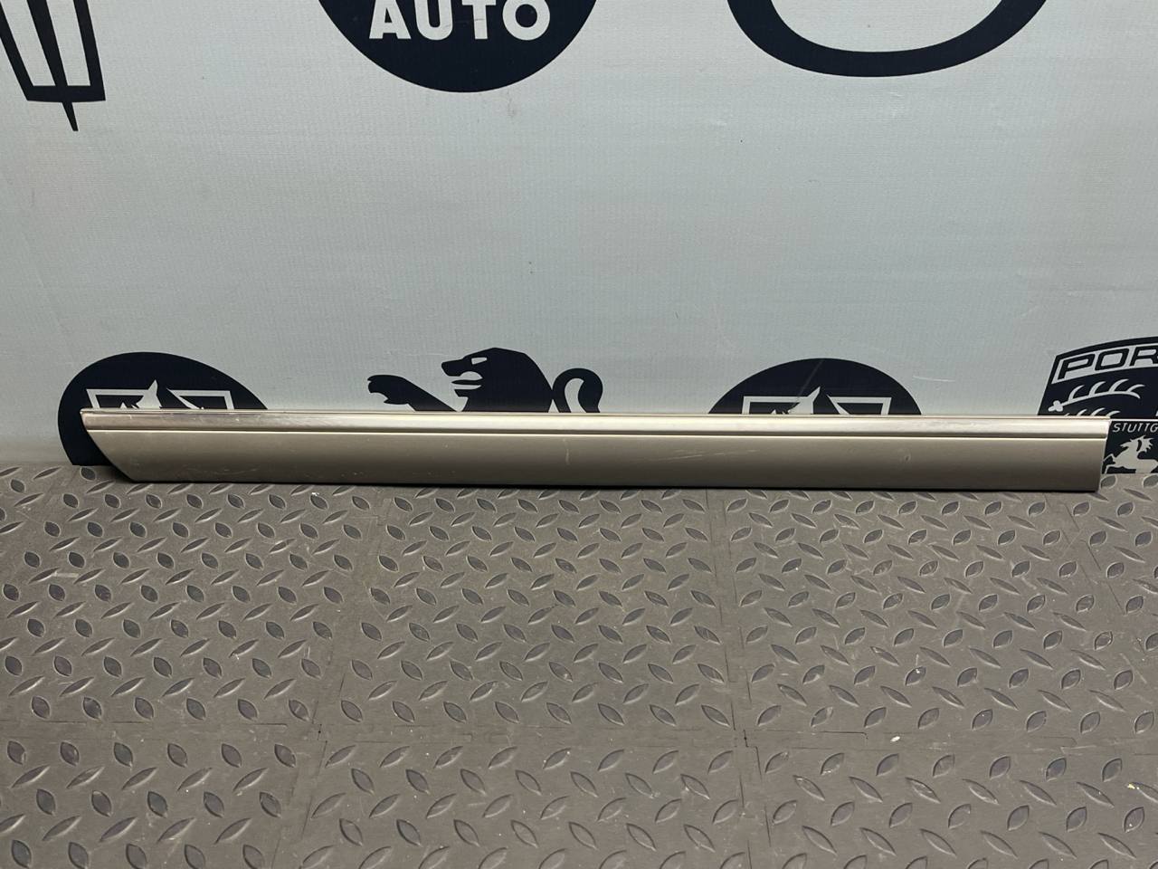 Молдинг двери задний правый C/W202 1993-2001