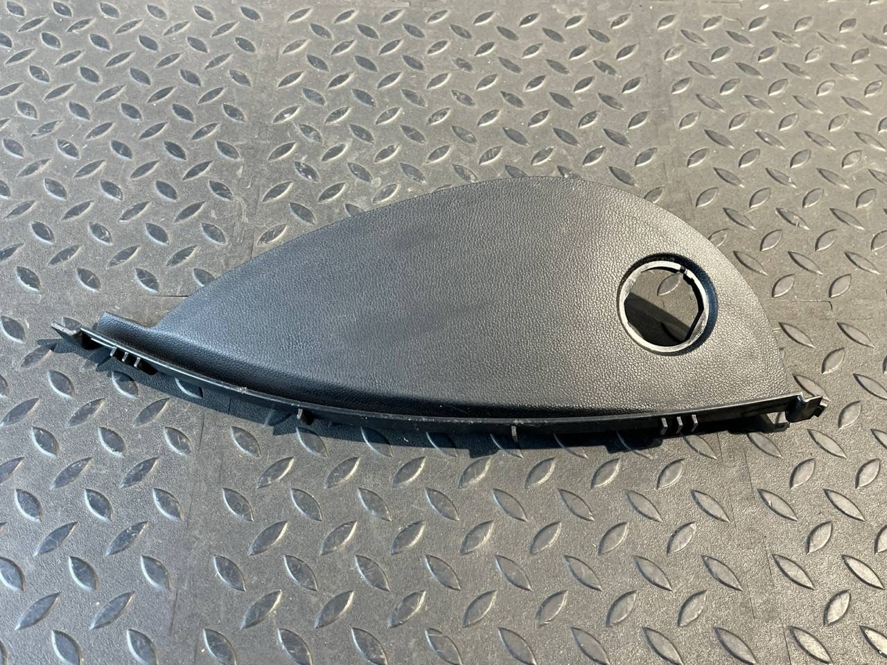 Накладка на торпедо правая BMW 3/E90 2004-2013