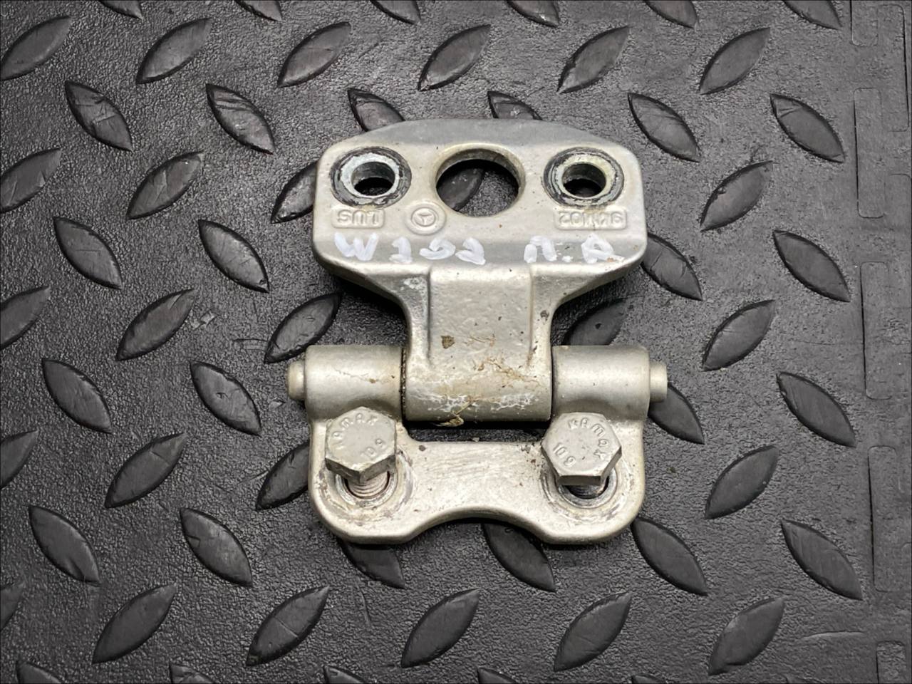 Петля двери передняя Mercedes C/W202 1993-2001