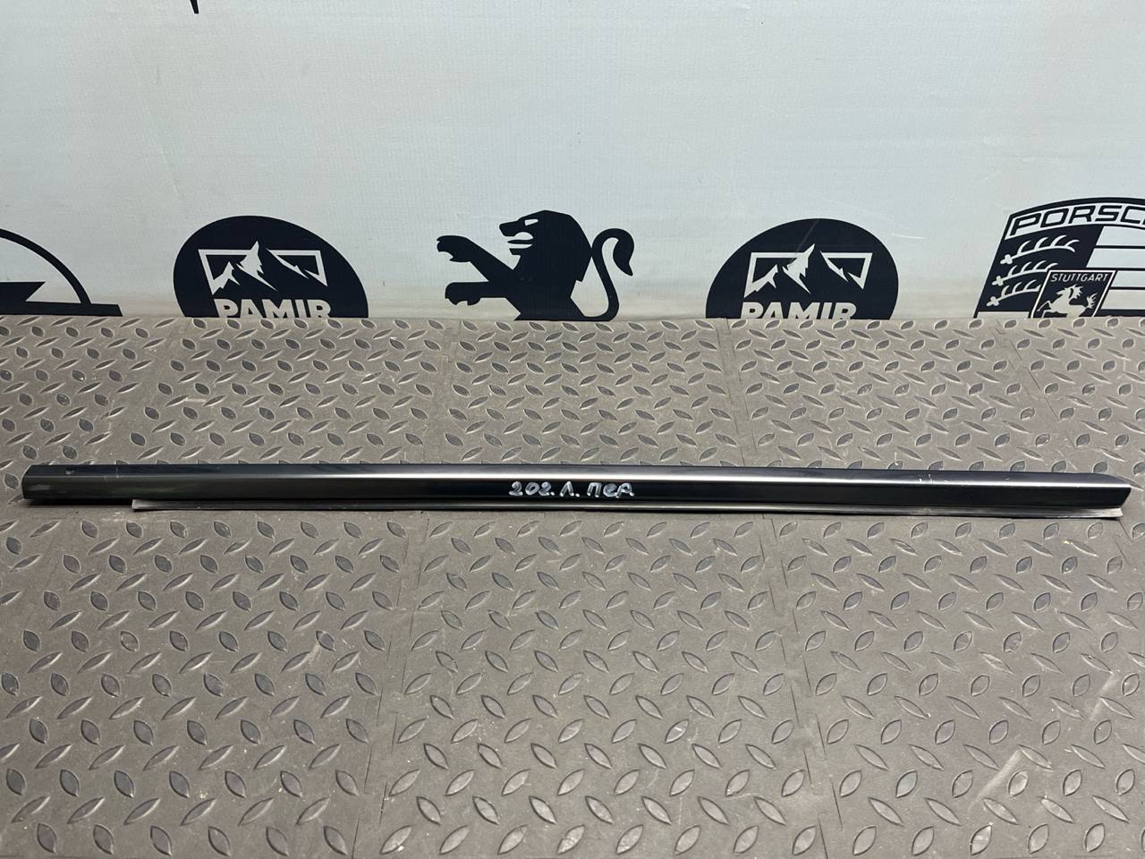 Уплотнитель двери передний левый Mercedes C/W202 1993-2001