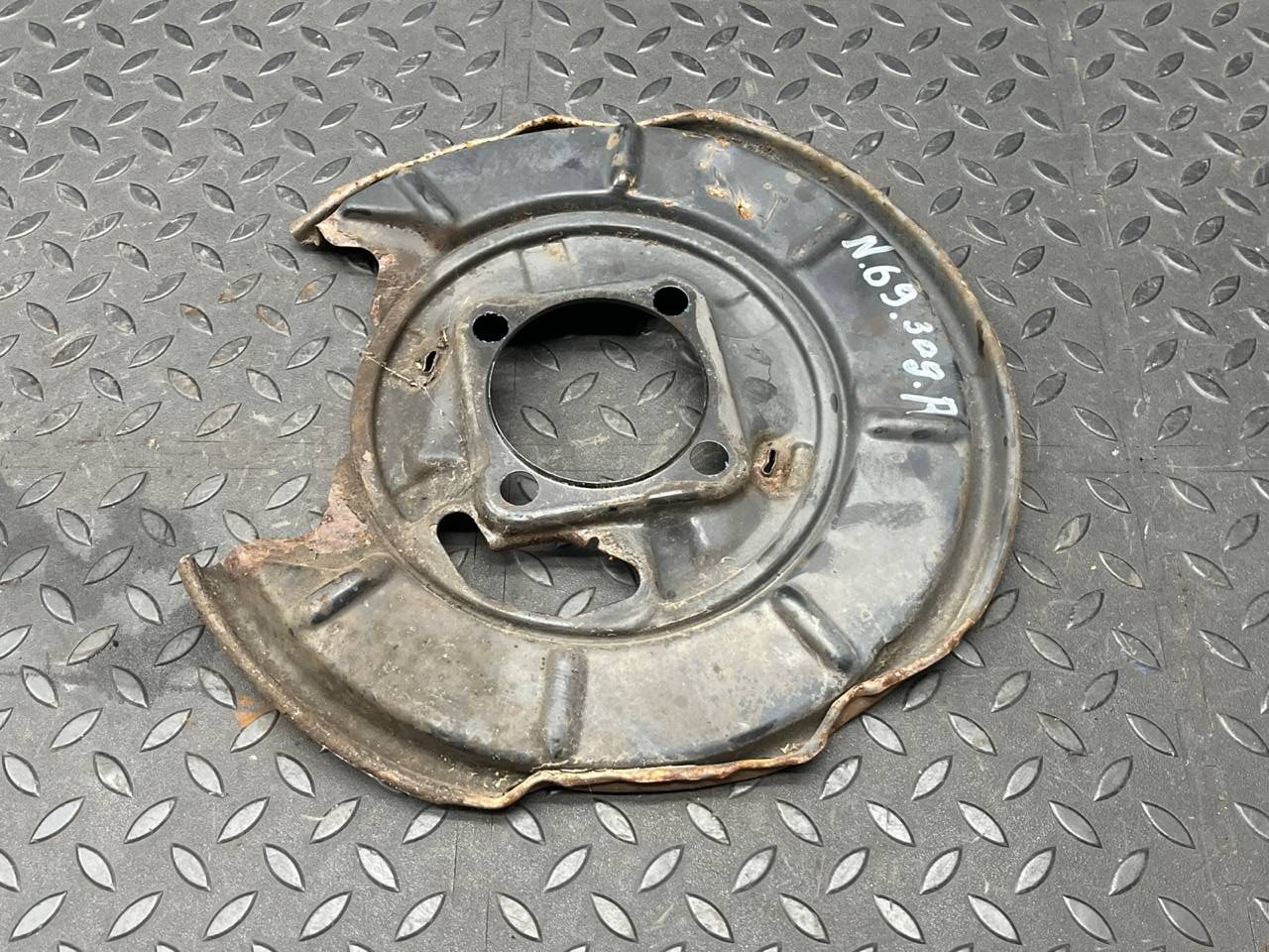 Щит тормозной (Пыльник) задний правый Mercedes B/W245 2005-2011