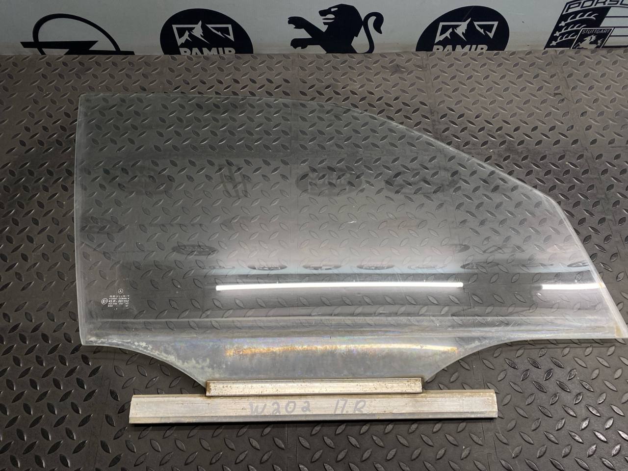 Стекло двери переднее правое Mercedes C/W202 1993-2001