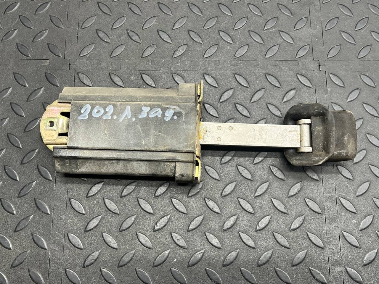 Ограничитель двери задний Mercedes C/W202 1993-2001