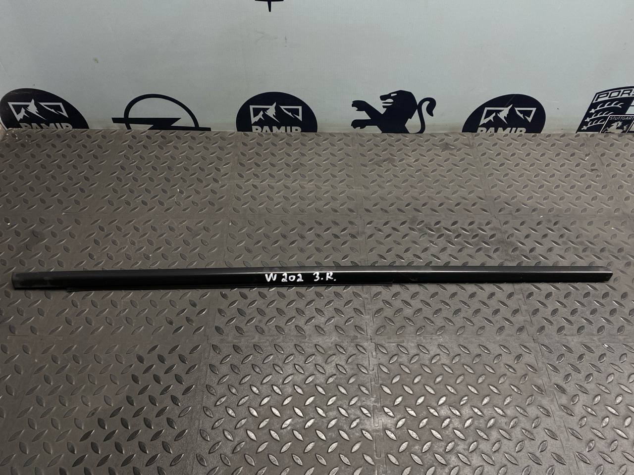 Уплотнитель двери задний правый Mercedes C/W202 1993-2001