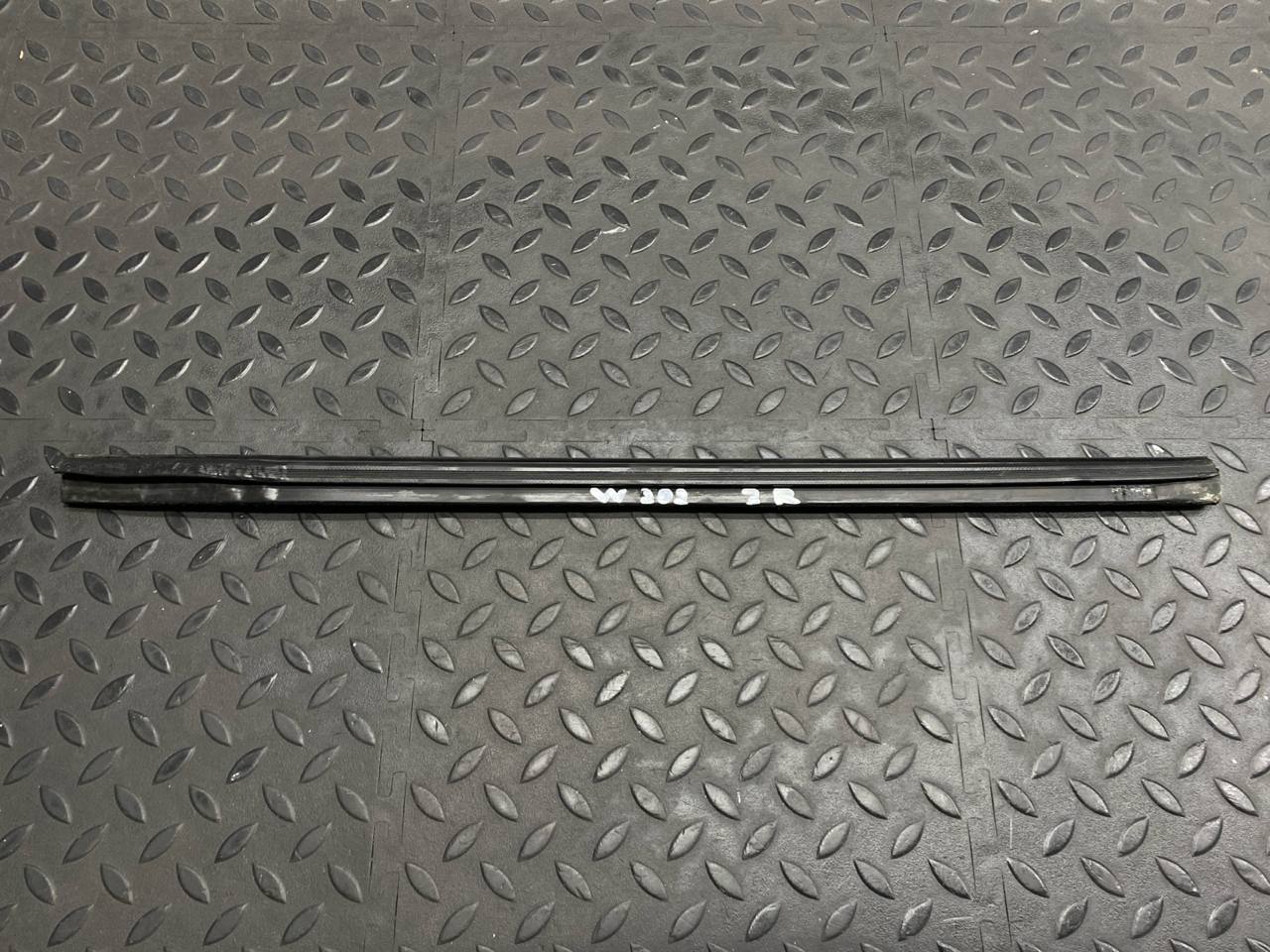 Уплотнитель двери задний правый Mercedes C/W202 1993-2001