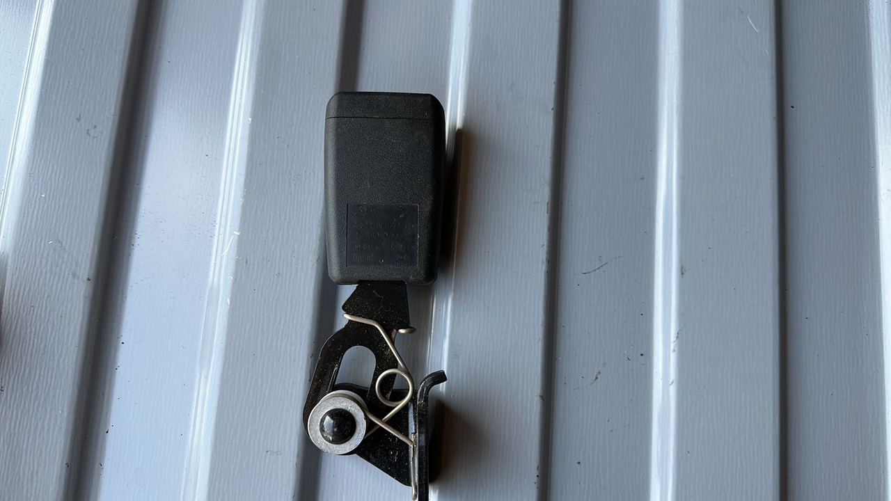 Ответная часть ремня безопасности задняя левая Mercedes E/W211 2002-2009