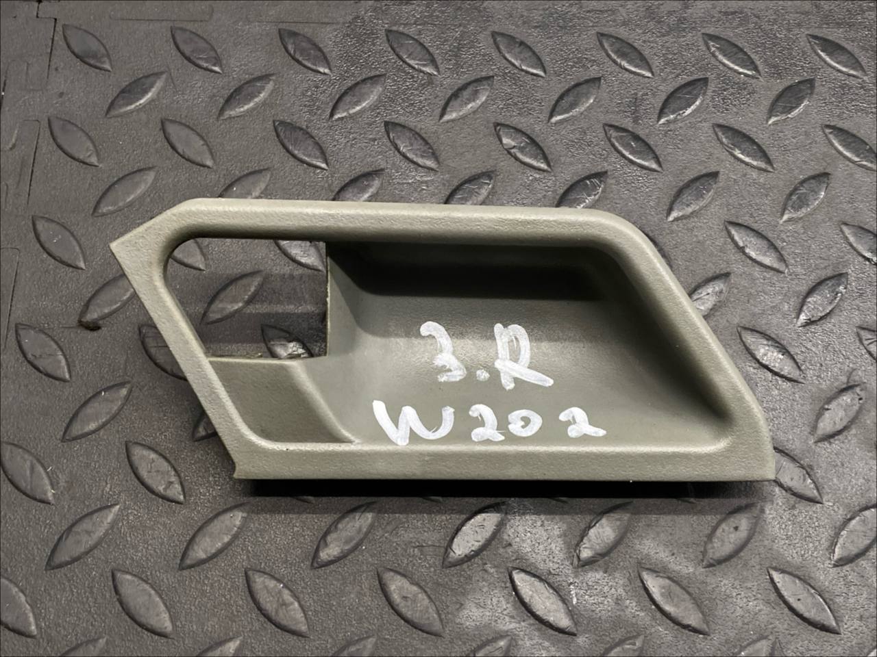 Накладка ручки двери задняя правая Mercedes C/W202 1993-2001