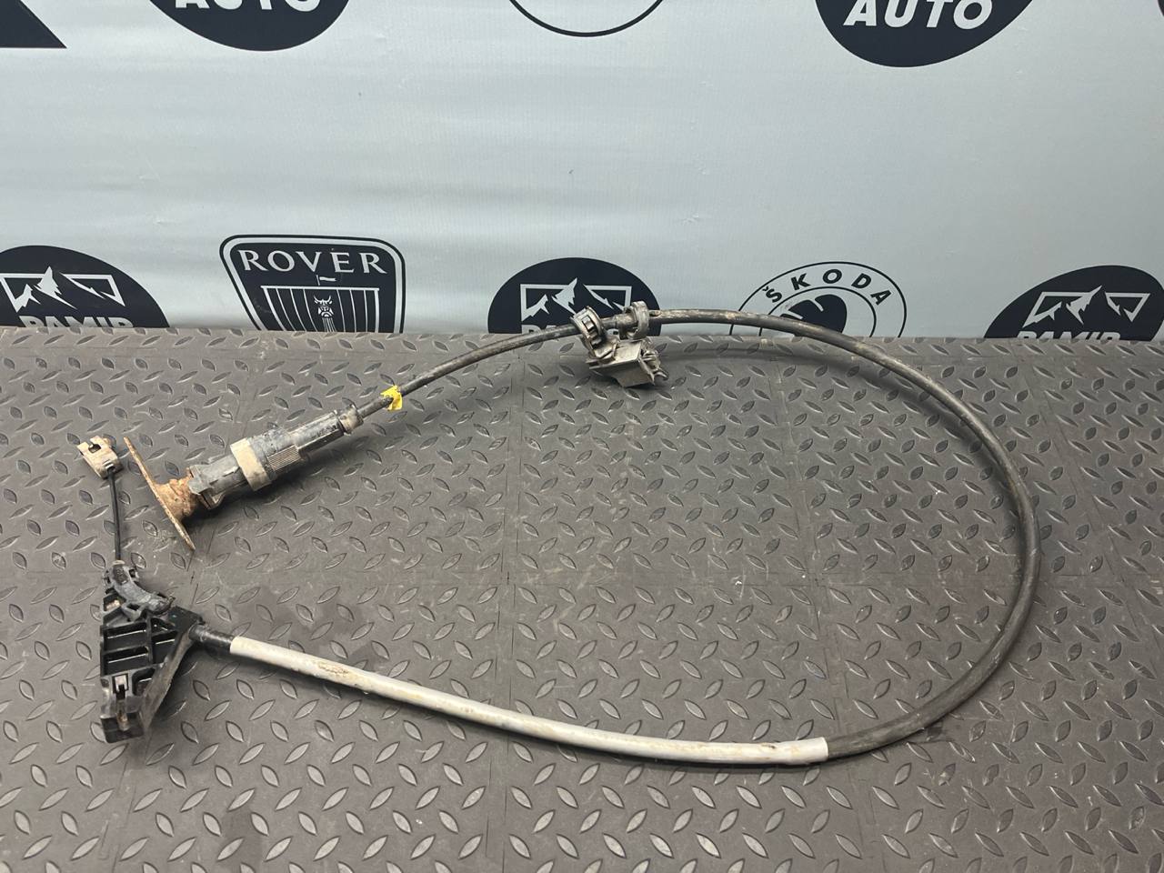 Трос стояночного тормоза центральный Peugeot Expert/2 2007-2016