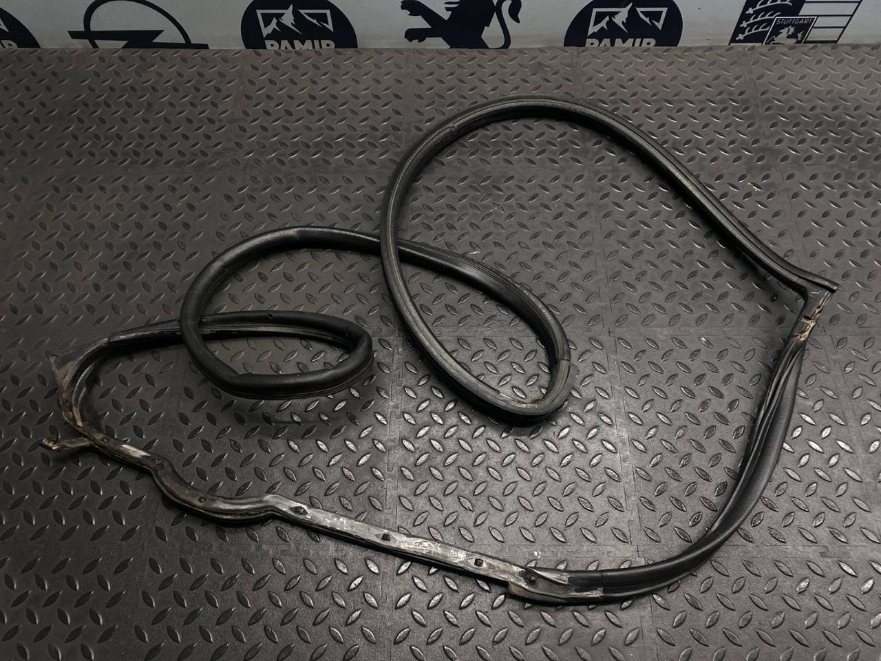 Уплотнитель двери задний правый Mercedes C/W202 1993-2001