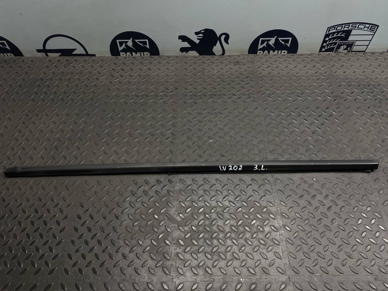 Уплотнитель двери задний левый Mercedes C/W202 1993-2001