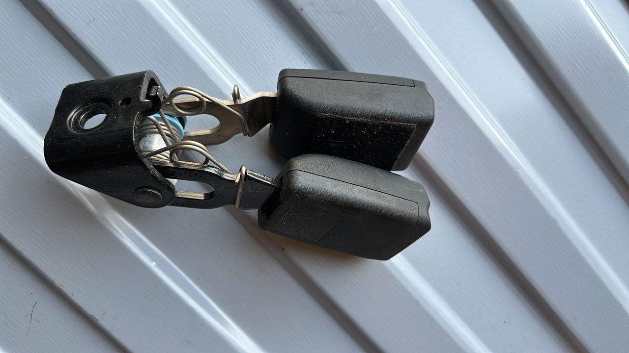 Ответная часть ремня безопасности задняя правая Mercedes E/W211 2002-2009