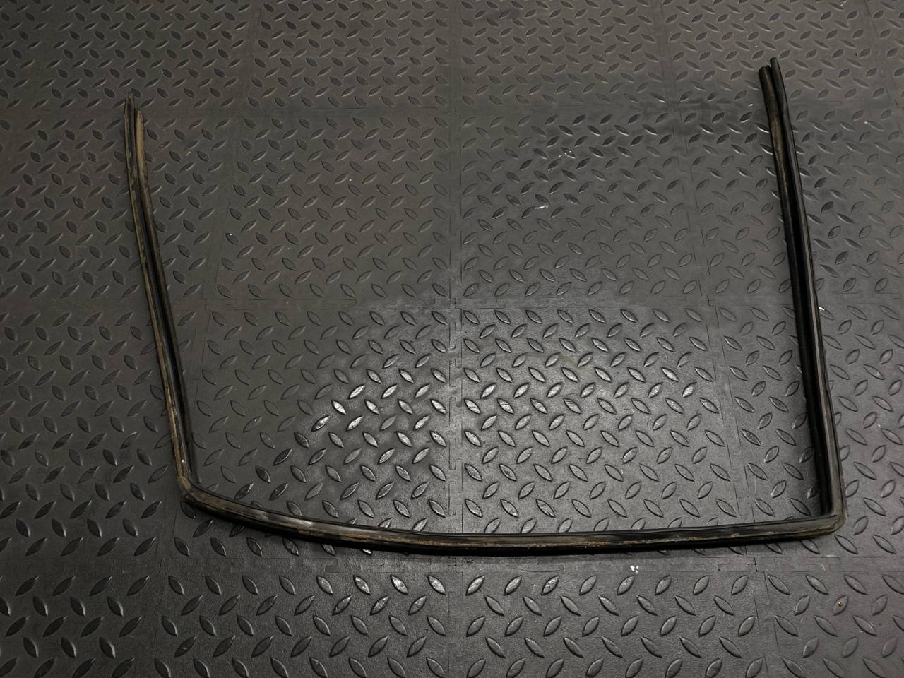 Уплотнитель двери задний левый Mercedes C/W202 1993-2001