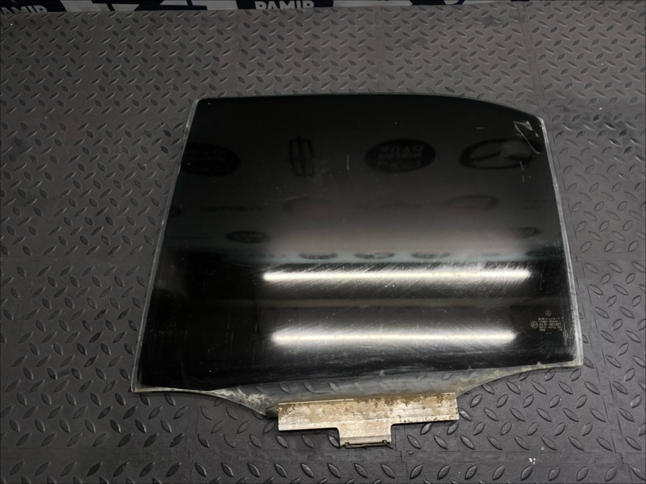 Стекло двери заднее левое Mercedes C/W202 1993-2001